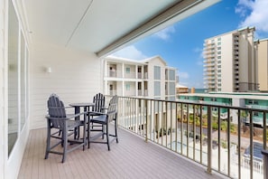 Outdoor dining - Beachfront condo with pool, private balcony, and washer and dryer (Gulf Shores)