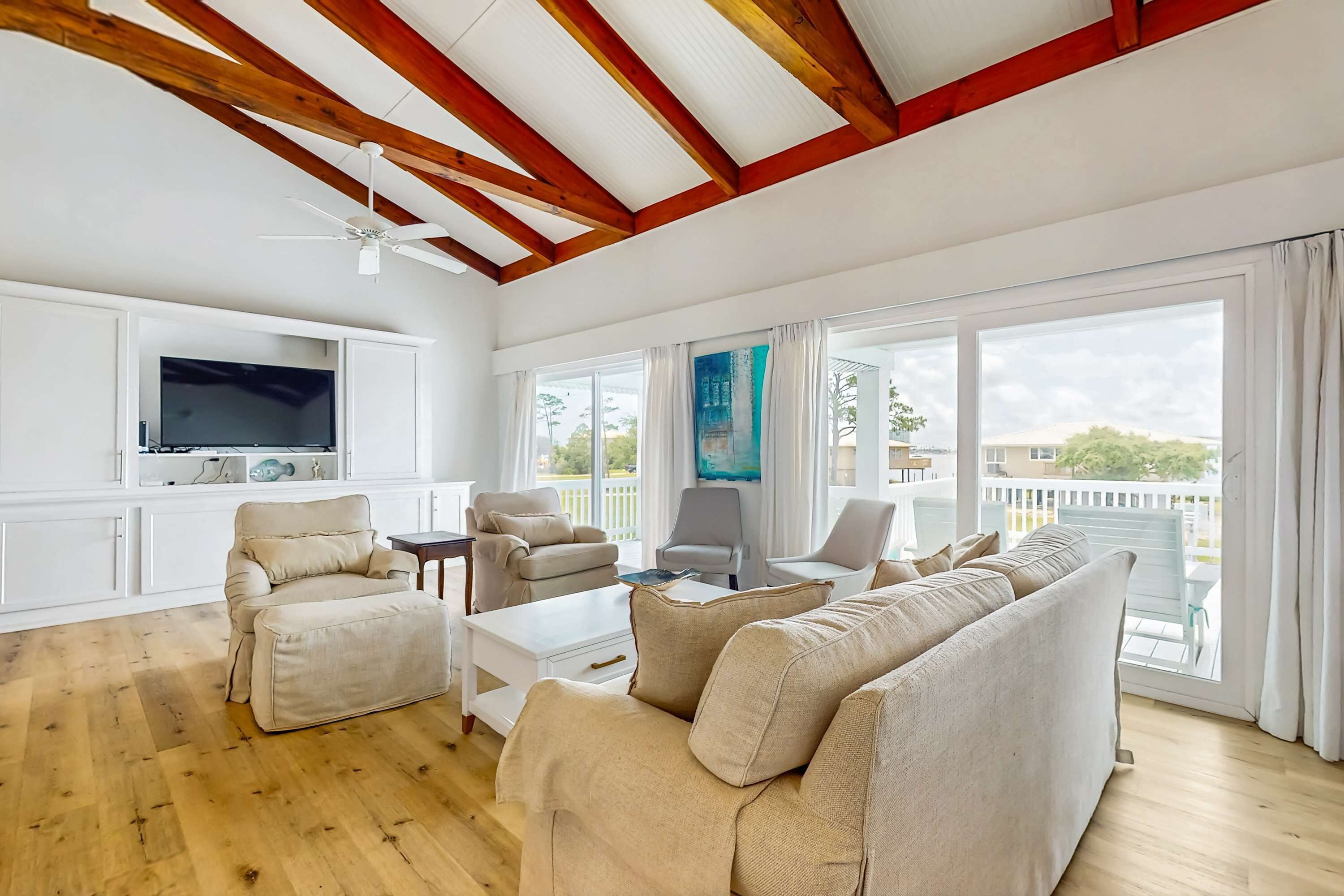 Télévision, lecteur de DVD, espaces bureaux