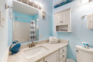 Shower, towels - Coastal condo just steps from the beach w shared pool, BBQ area, WiFi, AC, W&D (Gulf Shores)