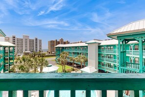 Property grounds - Coastal condo just steps from the beach w shared pool, BBQ area, WiFi, AC, W&D (Gulf Shores)