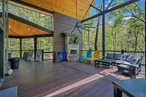 Terrace/patio - Forest View Cabin with Hot Tub and Game Room (Broken Bow)