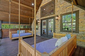 Terrace/patio - Forest View Cabin with Hot Tub and Game Room (Broken Bow)
