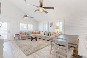 Interior - Updated luxurious home w Gulf views, gas grill, WiFi, AC, W&D (Gulf Shores)