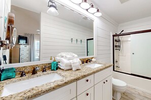 Shower, hair dryer, towels - Updated luxurious home w Gulf views, gas grill, WiFi, AC, W&D (Gulf Shores)