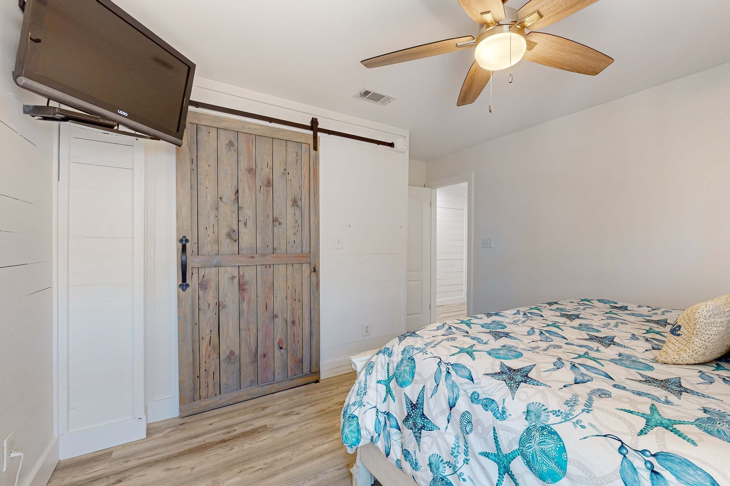 4 habitaciones, tabla de planchar con plancha, wifi y ropa de cama 