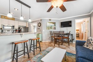 Een televisie, een dvd-speler en een kantoor