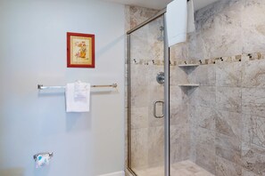 Shower, towels - Wonderful Home on 12th Floor of Beachfront Resort w/Shared Pool & Hot Tub, WiFi (Orange Beach)