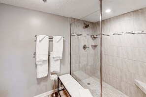 Shower, towels - Wonderful Condo in Beachfront Complex w/Shared Pool & Hot Tub, Free WiFi, AC (Orange Beach)