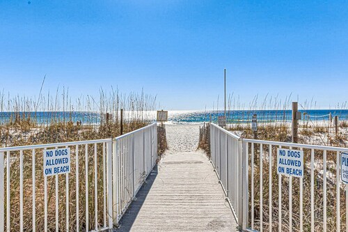 Beautiful condo in Gulf-Front resort w/shared pool, free WiFi, & AC