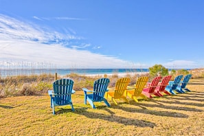 Property grounds - Excellent resort suite in beachfront location with WiFi, pool & elevator (Orange Beach)
