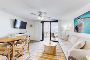 TV, DVD player, offices - Excellent resort suite in beachfront location with WiFi, pool & elevator (Orange Beach)