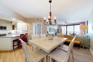 Dining - Gulf-front condo with shaded deck, AC, pools, hot tub, tennis & Gym (Orange Beach)