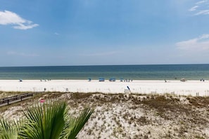 On the beach - Gulf-Front condo with balcony, beach access, WiFi, AC, & outdoor pool (Orange Beach)