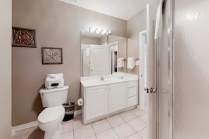 Shower, towels - Gulf-Front condo with balcony, beach access, WiFi, AC, & outdoor pool (Orange Beach)
