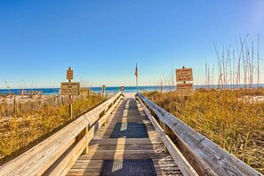 On the beach - Beachfront condo with Gulf view, balcony, pools, hot tub & gym (Orange Beach)