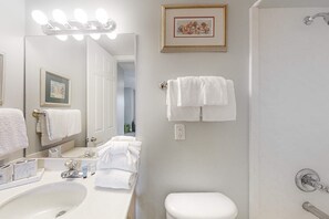 Shower, hair dryer, towels - Sunny, oceanfront condo with balcony, pool, hot tub, gym, sauna & view (Orange Beach)