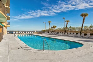 Pool - Sunny, oceanfront condo with balcony, pool, hot tub, gym, sauna & view (Orange Beach)