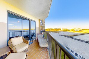 Property grounds - Sunny, oceanfront condo with balcony, pool, hot tub, gym, sauna & view (Orange Beach)