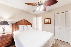 2 bedrooms, Internet, bed sheets - Snowbird-Friendly Condo with Private Balcony, Gas Grill, Jetted Tub, Shared Pool (Orange Beach)