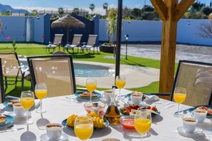 Outdoor dining - Country House Serrano – Private Villa with Heated Pool, Minigolf, Ping Pong, Basketball (Cártama)