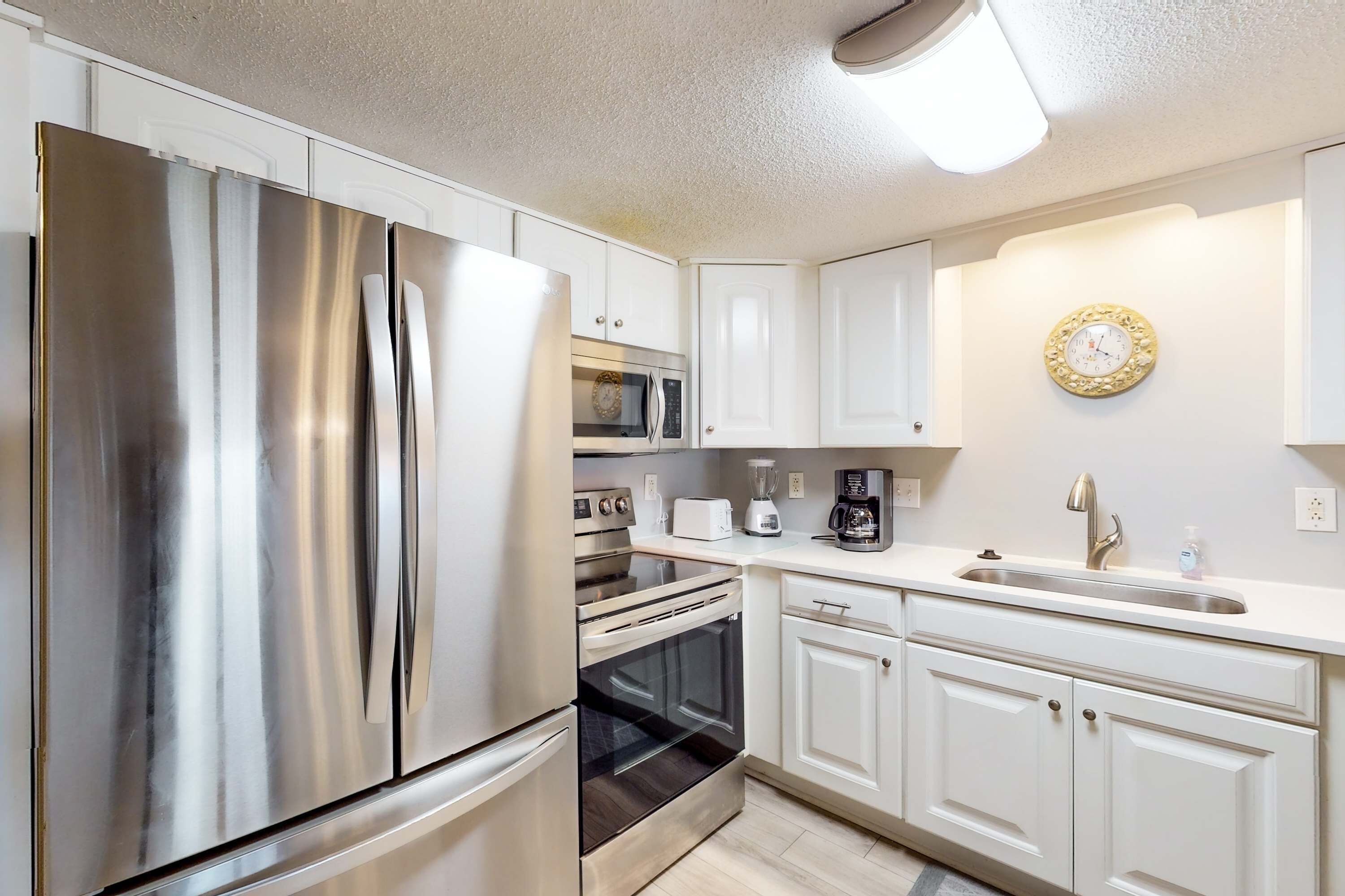 Jääkaappi, mikroaaltouuni, uuni, liesi