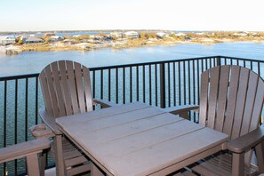 Outdoor dining - Coastal escape with 2 water-view balconies, 2 pools, tennis & beach access (Orange Beach)