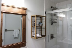 Douche, sèche-cheveux, serviettes fournies