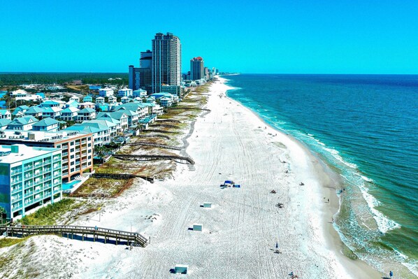 On the beach - Oceanfront Condo w Shared Pool, Ocean View, High-Speed WiFi, and Central AC (Orange Beach)