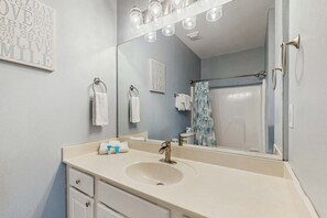 Shower, towels - Spacious condo with pool & screened porch (Orange Beach)