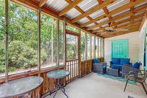Outdoor dining - Spacious condo with pool & screened porch (Orange Beach)