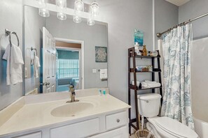 Shower, towels - Spacious condo with pool & screened porch (Orange Beach)
