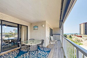 Outdoor dining - Coastal condo with special fall & winter rates (Orange Beach)