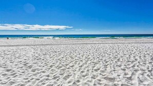 Una playa con arena y océano.