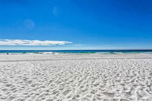 Uma praia com areia e oceano.