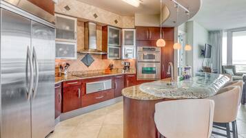 KĂŒhlschrank, Mikrowelle, Ofen, Herdplatte