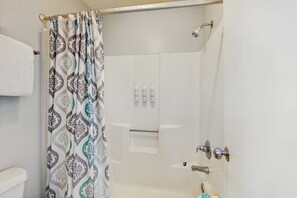 Douche, sèche-cheveux, serviettes fournies