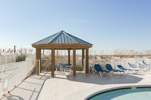 Terrace/patio - Snowbird-friendly, 1 BR Gulf side condo with 4 outdoor pools (Orange Beach)