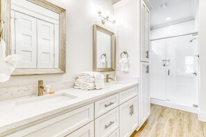 Shower, hair dryer, towels - Luxurious Gulf-front home w private plunge pool, steps from the beach (Orange Beach)
