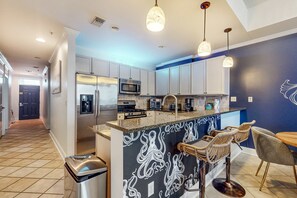 Fridge, microwave, oven, stovetop - Seventh-Floor Condo with Free WiFi, Bay Views, Shared Outdoor Pool, Hot Tub, Gym (Orange Beach)