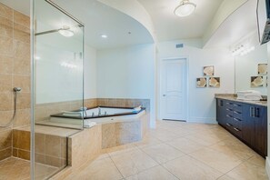 Shower, towels - Gulf-front condo with pool, tennis, lazy river & private hot tub (Orange Beach)