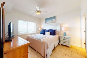 2 bedrooms, iron/ironing board, WiFi, bed sheets - Gulf front condo w/ beach access & shared pool - group & snowbird-friendly (Orange Beach)