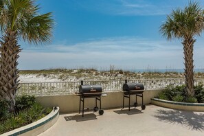 Terrace/patio - Beachfront condo w/ private, corner balcony, community pools, & a grilling area (Orange Beach)