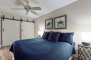 3 bedrooms, iron/ironing board, WiFi, wheelchair access - Gulf front escape w/ balcony, shared hot tub, pools, tennis, & beach access (Orange Beach)