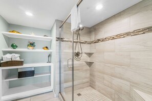 Shower, towels - Stunning beachfront condo w/ a full kitchen, private balcony, & shared pools (Orange Beach)