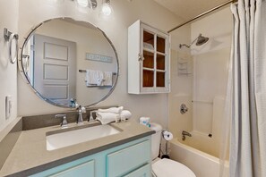 Shower, hair dryer, towels - Updated condo on Wolf Bay with shared pool, tennis, and boat launch! (Orange Beach)