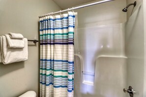 Shower, towels - Second floor condo with Gulf view, shared pool, central AC, & BBQ area (Orange Beach)