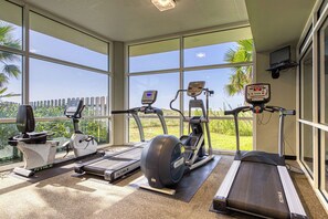 Fitness facility - Gulf-front penthouse condo with pool, hot tub, & sauna - on the beach (Orange Beach)
