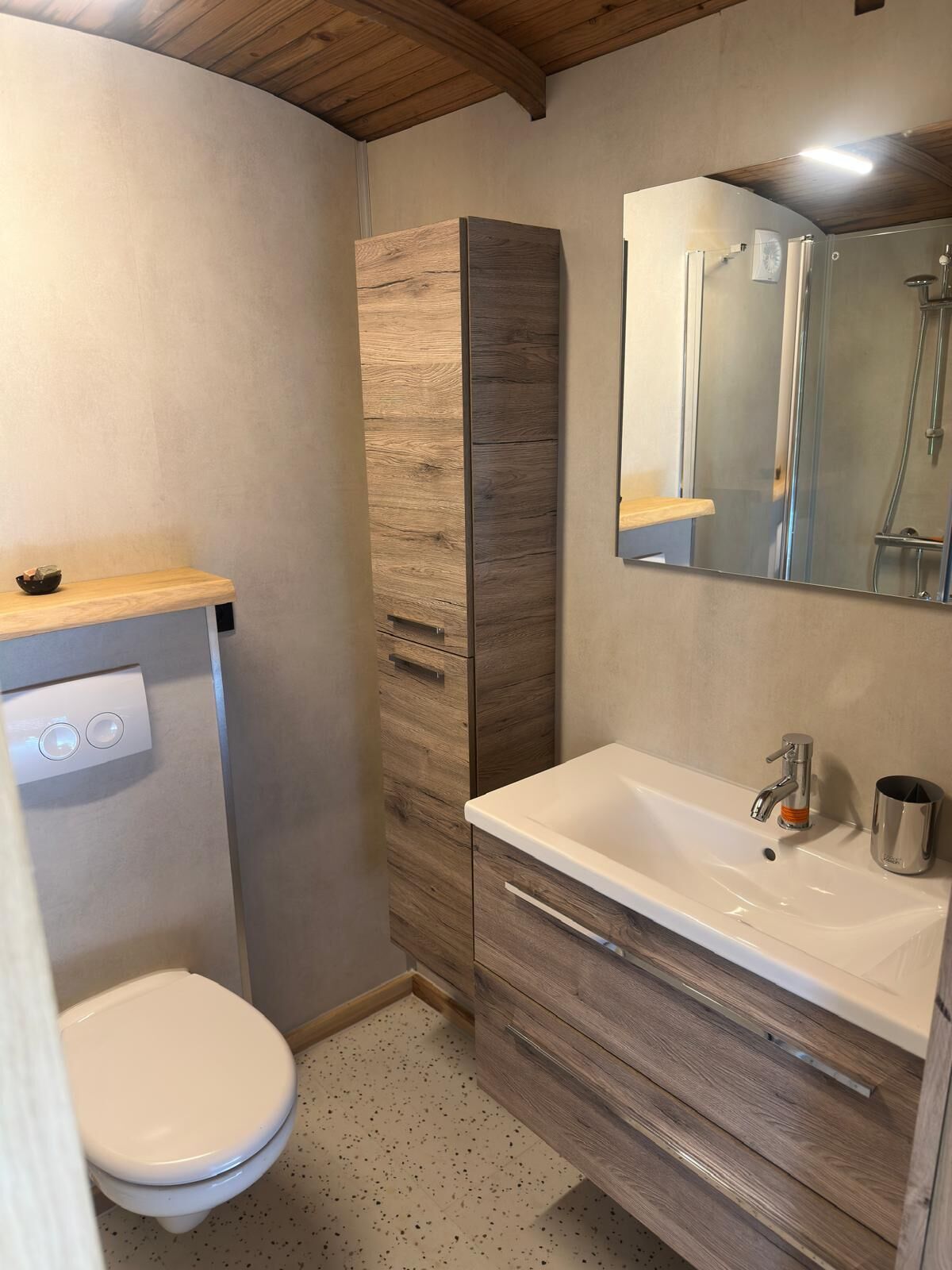 Douche, sèche-cheveux, serviettes fournies, savon