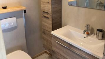 Een douche, een haardroger, handdoeken, zeep