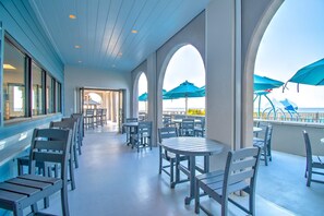 Outdoor dining - Spacious condo with pool, hot tub, tennis courts, & sauna (Orange Beach)